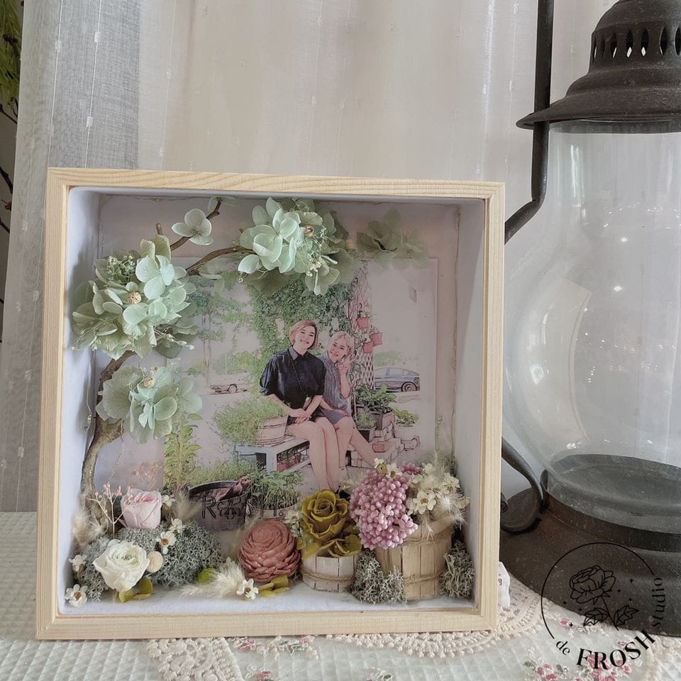 FBA028 WOODEN FLORAL FRAME - Freesia