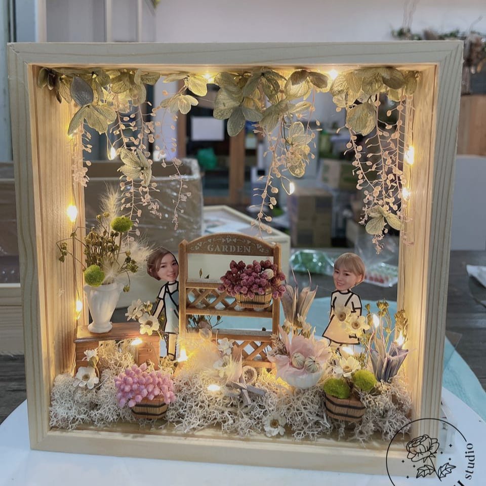 FBA028 WOODEN FLORAL FRAME - Freesia