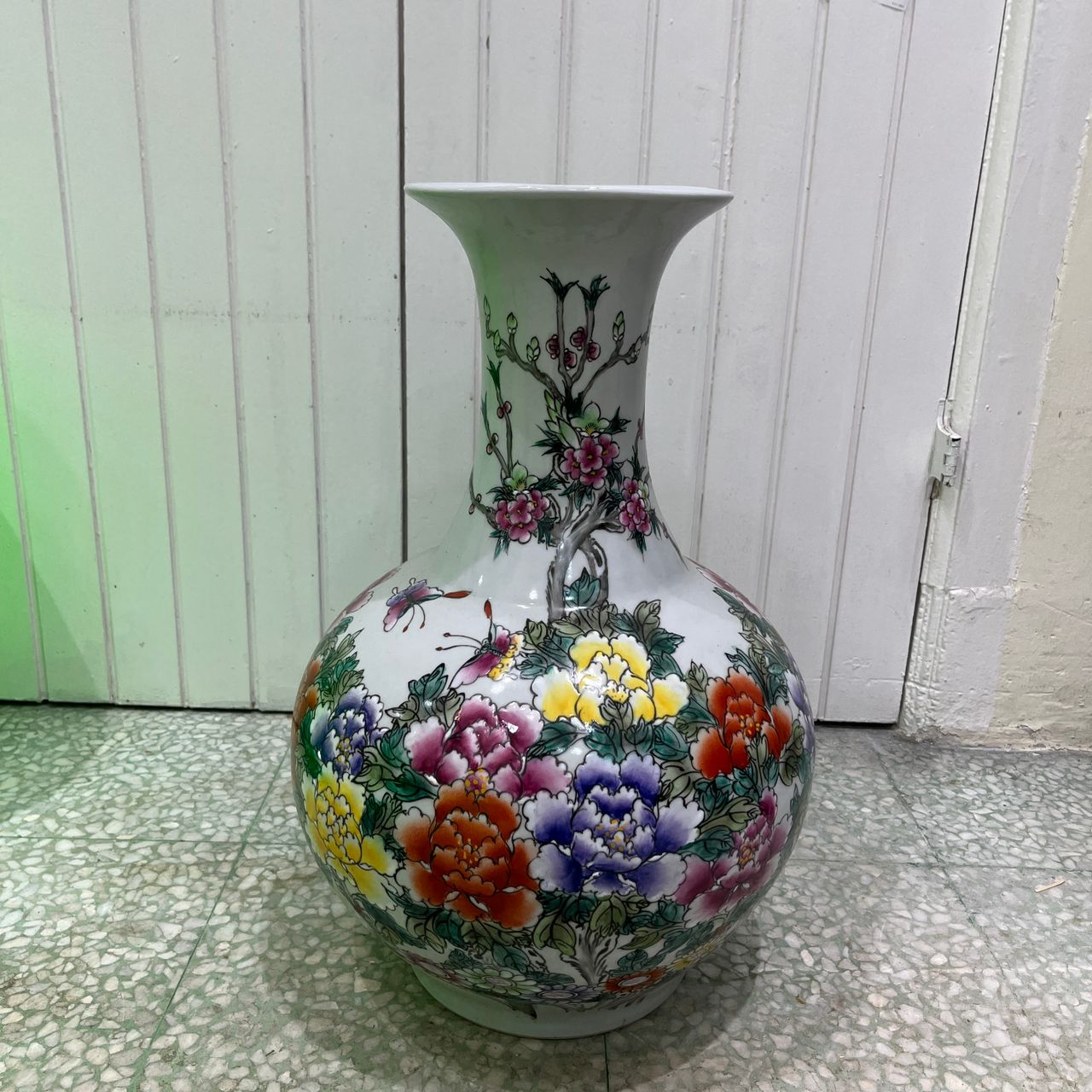 A260 - Ceramic Jing De Vase